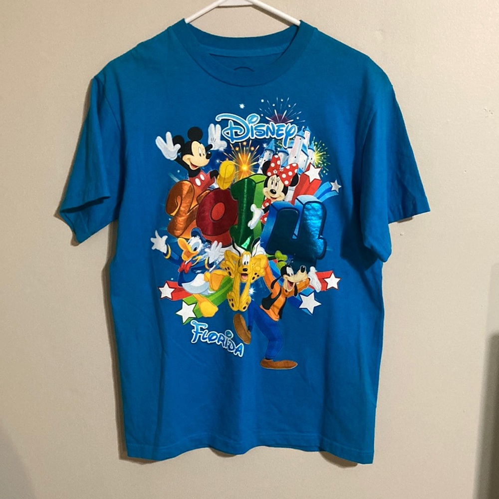 Disney Mickey and Friends 2014 Adult M tee shirt.